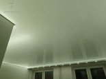 Biały sufit z podświetleniem