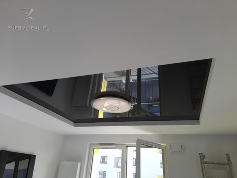 Sufit napinany czarny połysk w salonie