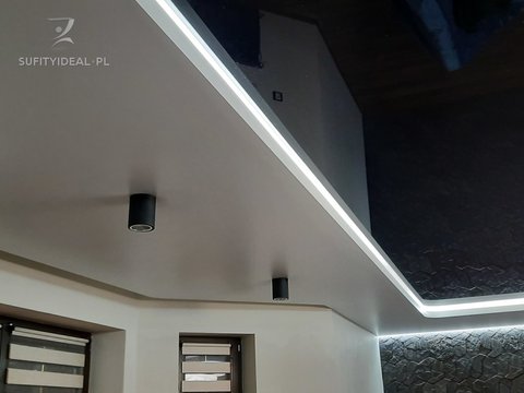 Dwupoziomowy sufit, lampy natynkowe i ukryty karnisz sufitowy