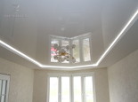Dwupoziomowy sufit napinany z LED podświetleniem