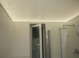 Lustrzany sufit z LED w łazience