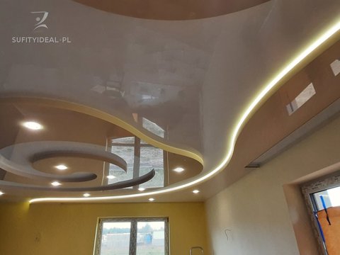 Sufit napinany biały i kremowy połysk w salonie i kuchnie