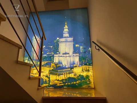 Sufit napinany z UF nadrukiem na schodach