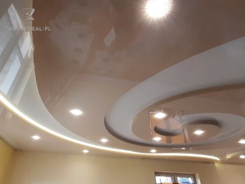 Sufit napinany biały i kremowy połysk w salonie i kuchnie