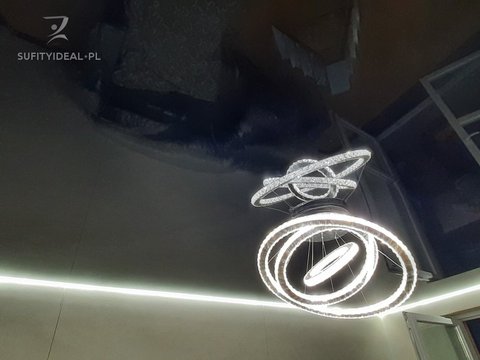 Sufit napinany czarny połysk w salonie