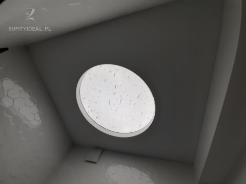 Sufit napinany biały + nadruk UF w łazience