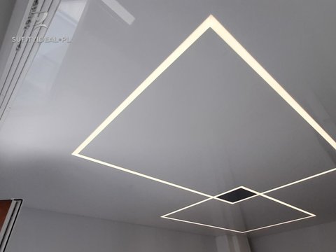 Sufit napinany biały połysk z liniami LED w sypialni