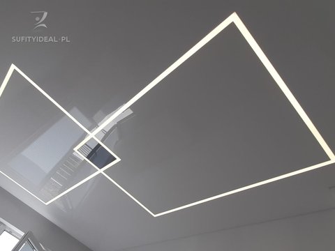 Sufit napinany biały połysk z liniami LED w sypialni