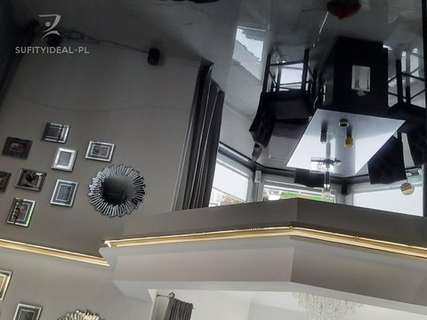 Sufit napinany czarny połysk w salonie