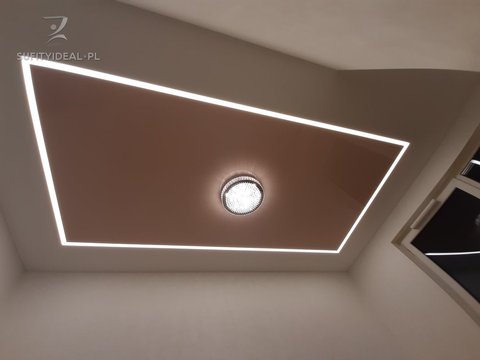 Sufit napinany biały, brązowy połysk w sypialni