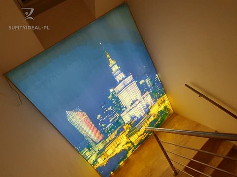 Sufit napinany z UF nadrukiem na schodach