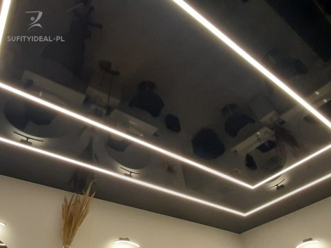Sufit napinany czarny połysk z liniami LED
