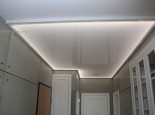Biały sufit z LED w przedpokoju