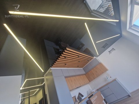 Sufit napinany czarny połysk w salonie i przedpokoju