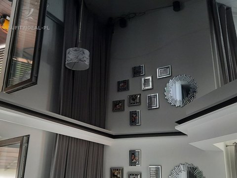 Sufit napinany czarny połysk w salonie