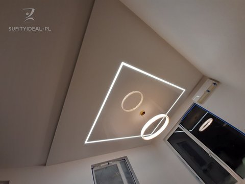 Sufit napinany biały połysk w salonie