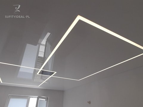 Sufit napinany biały połysk z liniami LED w sypialni