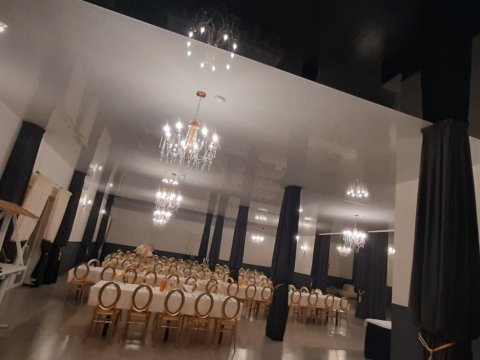 Sufit napinany połysk w sali bankietowej