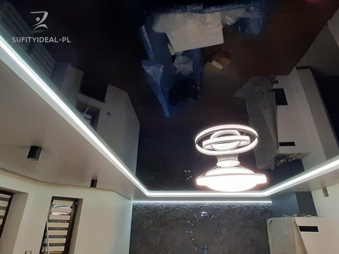 Sufit napinany dwupoziomowy z LED, żyrandolem i lampami