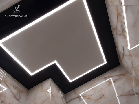 Sufit napinany biały i czarny połysk w łazience