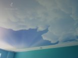 Niebo i chmury na suficie w salonie