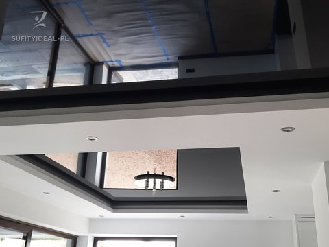 Sufit napinany czarny połysk w salonie (dwa sufity)