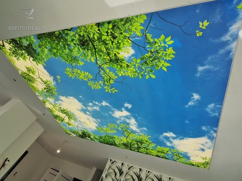 Sufit napinany z UF nadrukiem w salonie
