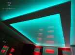 Sufit napinany z LED RGB w salonie