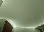 Podświetlany sufit napinany w salonie