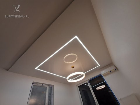 Sufit napinany biały połysk w salonie