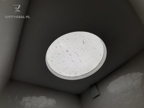 Sufit napinany biały + nadruk UF w łazience