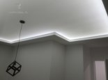 Sufit z LED i żyrandolem przedpokoj