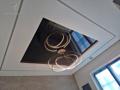 Sufit napinany czarny połysk w salonie