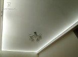 Matowy sufit z oświetleniem LED