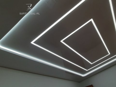 Sufit napinany biały połysk z liniami świetlnymi w salonie