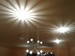 Sufit lustrzany z żyrandolem i lampami