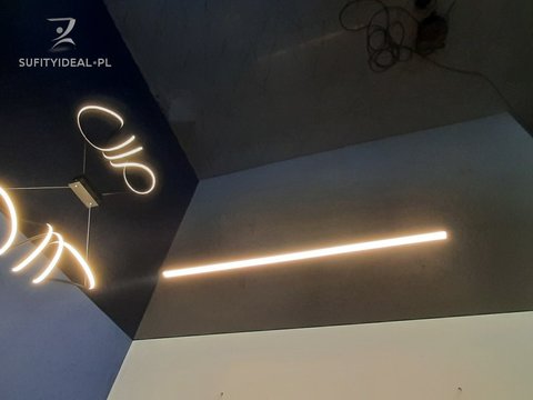 Sufit napinany czarny połysk w salonie
