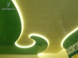 Sufit zielony i żółty połysk z oświetleniem