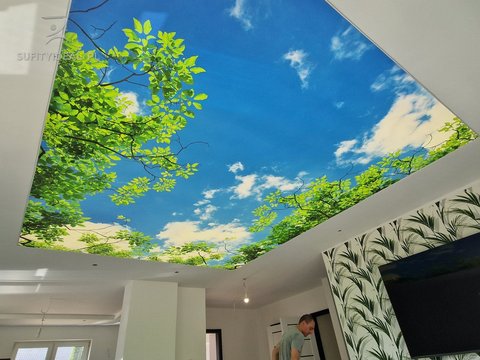 Sufit napinany z UF nadrukiem w salonie