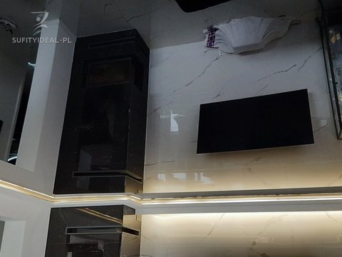 Sufit napinany czarny połysk w salonie