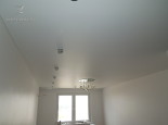 Matowy biały sufit w salonie