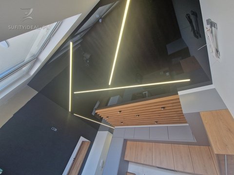 Sufit napinany czarny połysk w salonie i przedpokoju
