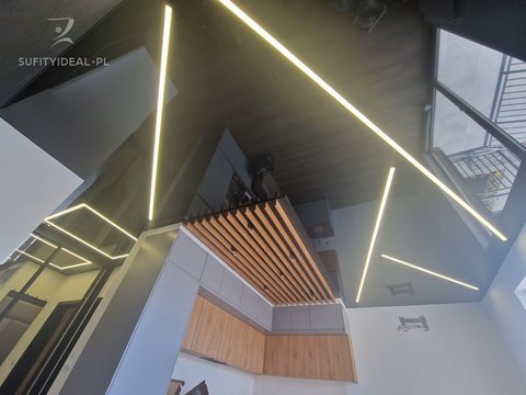 Sufit napinany czarny połysk w salonie i przedpokoju