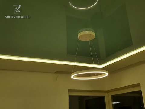 Sufit napinany biały i zielony połysk z liniami świetlnymi i żyrandolem