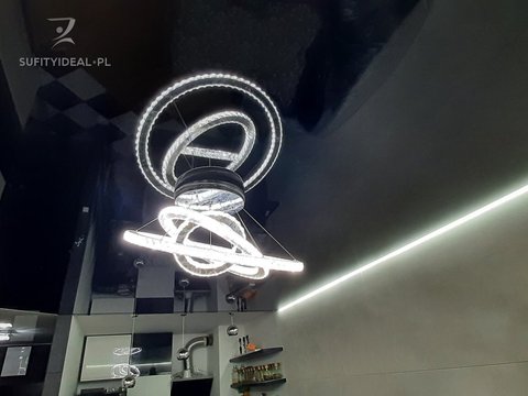 Sufit napinany czarny połysk w salonie