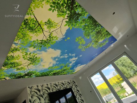 Sufit napinany z UF nadrukiem w salonie