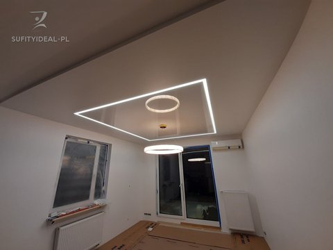 Sufit napinany biały połysk w salonie