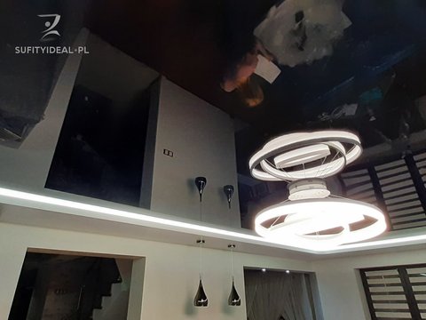 Dwupoziomowy sufit z żyrandolem i lampami wiszącymi