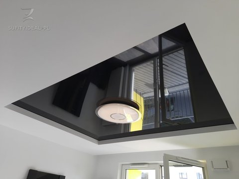 Sufit napinany czarny połysk w salonie