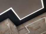 Sufit czarny i biały połysk i linie światła LED